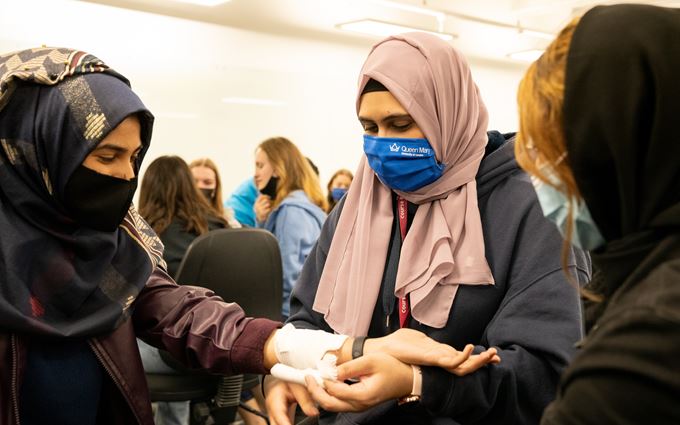 FirstAidTraining_Teaching_Adults_Indoor